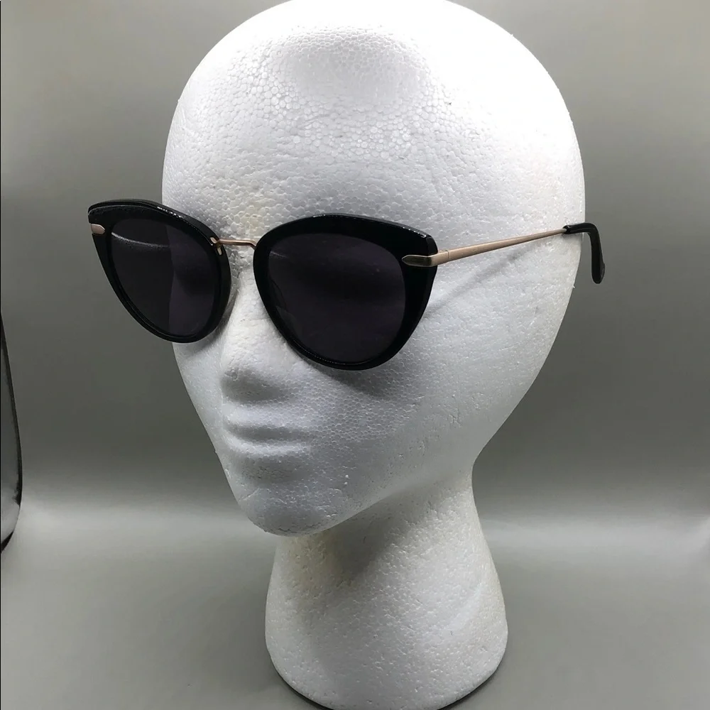 Bundle lot 8 trendy fashion sunglasses variety of brands and styles.